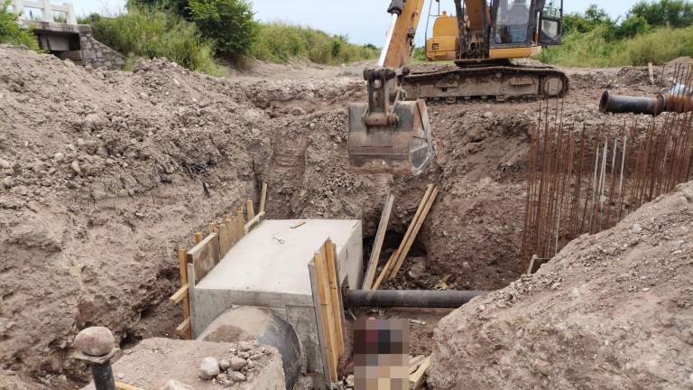 Los trabajadores estaban colocando un tubo cuando el conductor de la retroexcavadora hizo una maniobra.