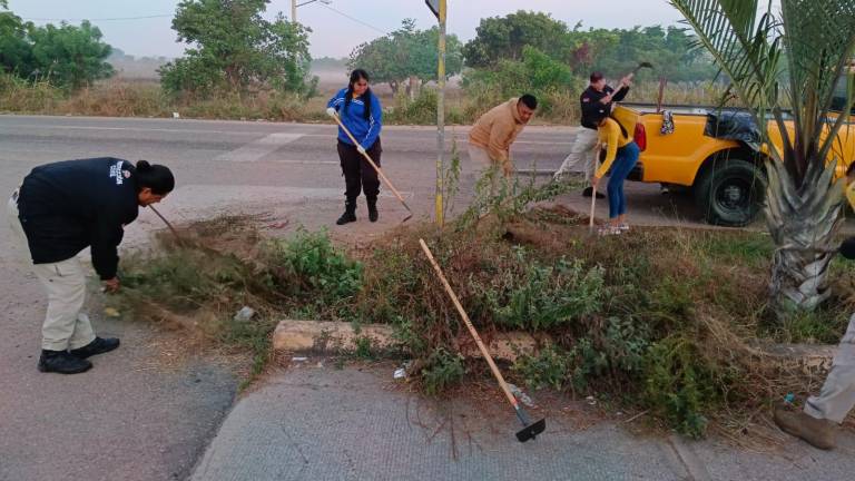 El equipo de Protección Civil realiza desmonte y limpieza en la ciclovía.