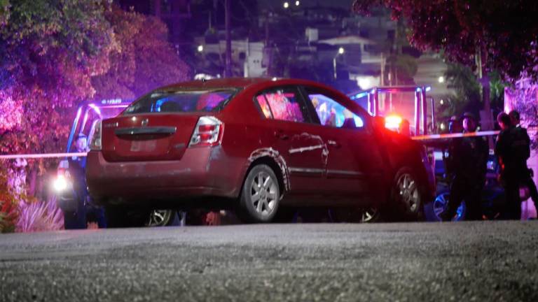 El cuerpo de la mujer asesinada quedó sobre el vehículo en el que circulaba por la colonia Montebello.