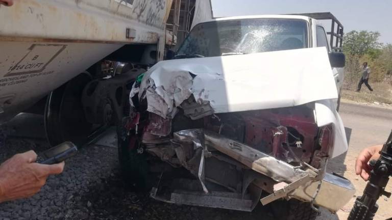 La camioneta se impactó contra el tren en el cruce de la comunidad de Emiliano Zapata, en Rosario.