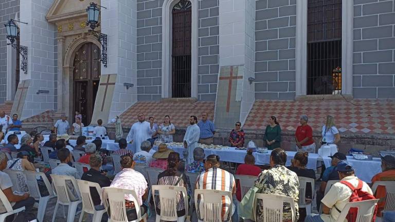 Celebra comedor comunitario en Catedral de Mazatlán su aniversario con un banquete para los más necesitados