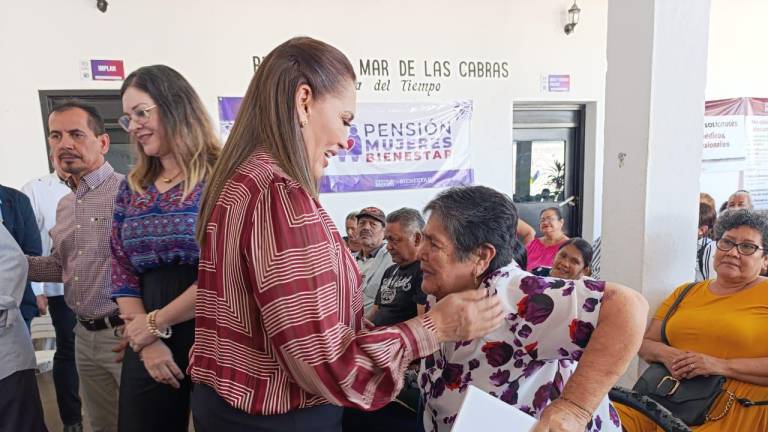 Doña Victoria Díaz Santana, emocionada, agradeció a la Alcaldesa y funcionarios tras recibir sus escrituras en Escuinapa.