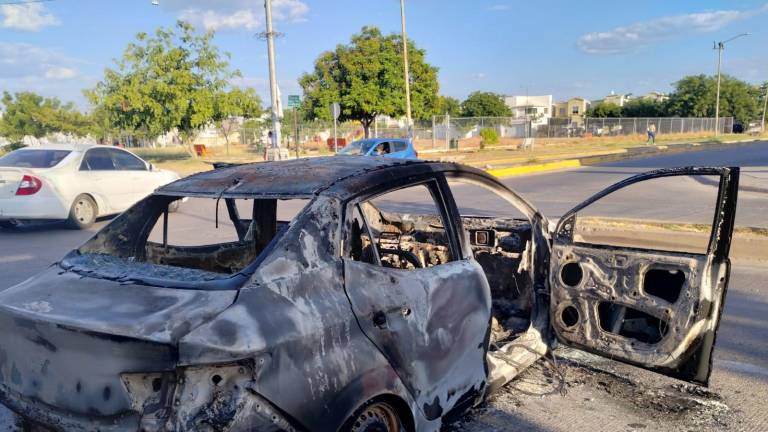 Uno de los vehículos incendiados durante los hechos de violencia registrados la noche del jueves en Culiacán.