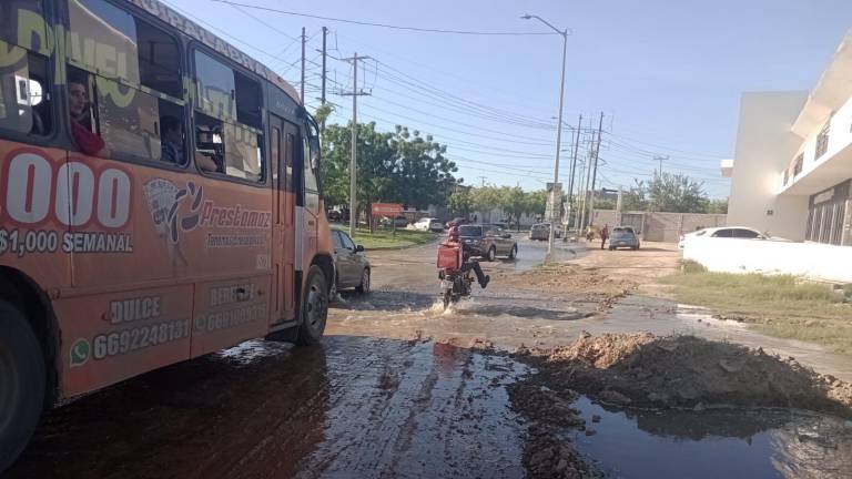 Jumapam reporta una fuga de agua potable en la Avenida las Torres casi esquina con Santa Rosa, en las inmediaciones de la Colonia Jaripillo.