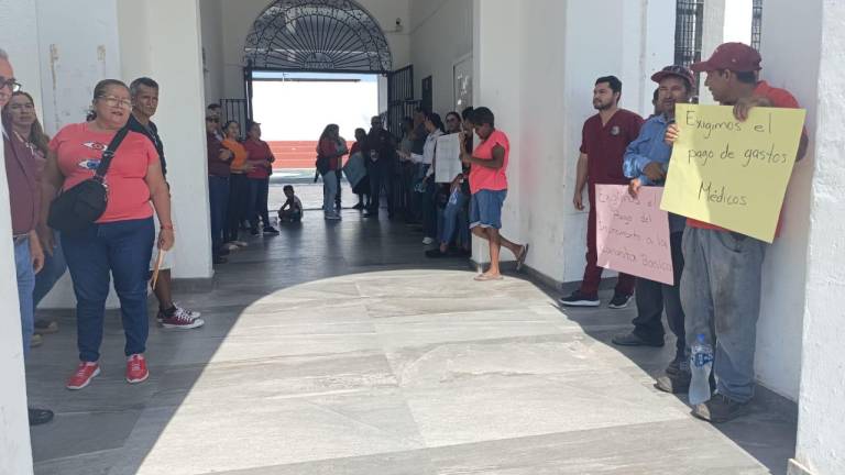Trabajadores sindicalizados de Escuinapa paran labores en demanda del pago de salarios retrasados y de prestaciones.