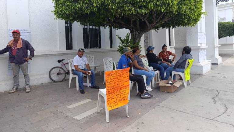 Trabajadores del Ayuntamiento de Escuinapa mantienen un plantón en Palacio Municipal por un despido injustificado.