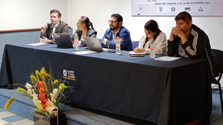 El panel se llevó a cabo en el auditorio Gustavo Lozano de la Faciso.