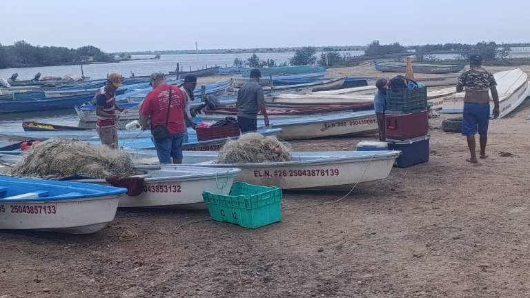 Pescadores de la cooperativa “El Nanchito” partieron este miércoles a la captura de camarón llevando consigo provisiones y equipamiento.