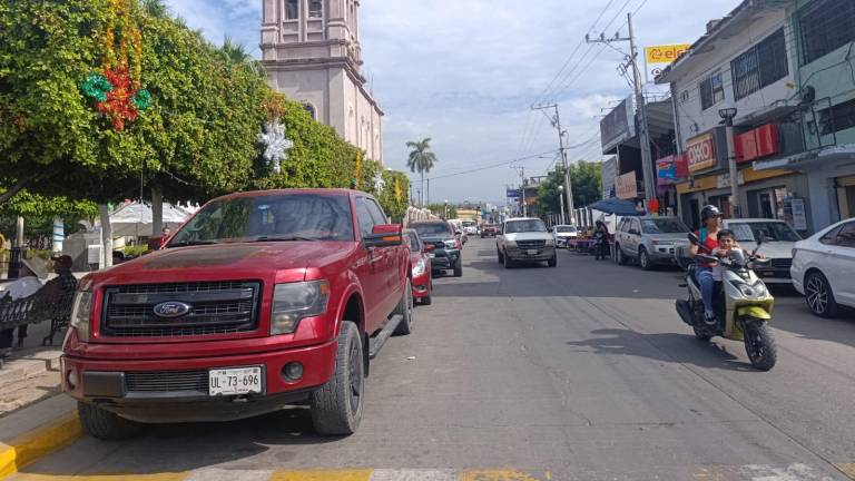 En Escuinapa permiten estacionarse sobre la avenida Hidalgo en los dos costados.