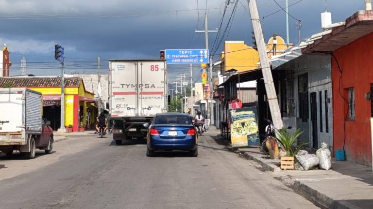 Denuncian riesgo de que poste con cables de alta tensión se desplome en Escuinapa