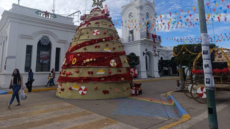 El árbol de Navidad instalado en Escuinapa ha dividido opiniones entre la población.