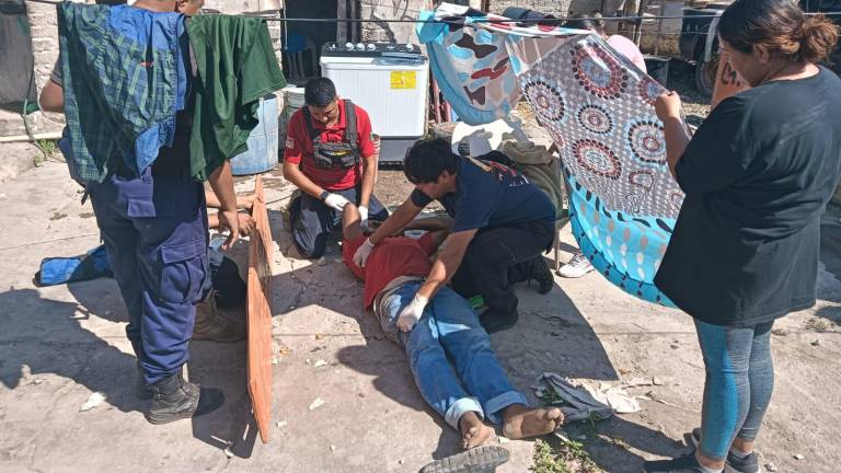 Un hombre resulta lesionado en Escuinapa al caer del techo de una casa