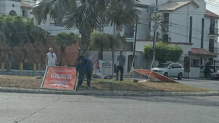 Propaganda electoral cerca de una casilla en la colonia Las Quintas, en Culiacán es retirada.