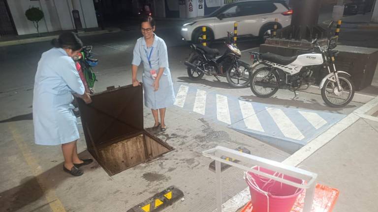 En una farmacia de Escuinapa tienen que sacar agua del aljibe para poder contar con el suministro.