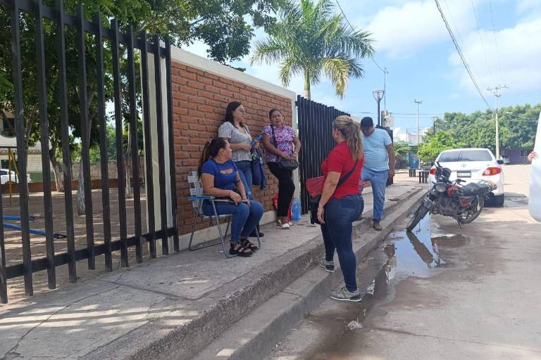 Padres toman jardín de niños en Escuinapa en reclamo de una maestra