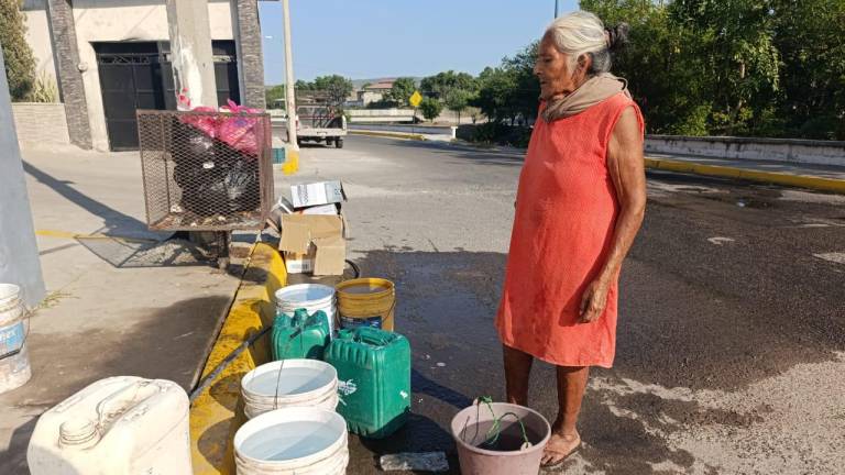 Usa doña Socorro una manguera para abastecer de agua su domicilio