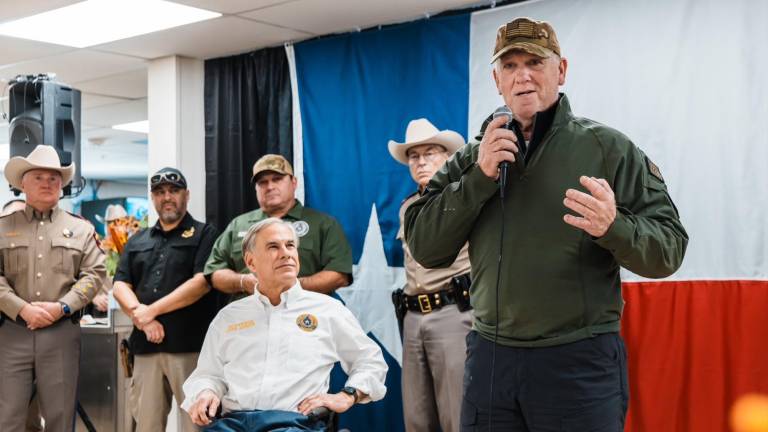 Tom Homan es acompañado por el Gobernador de Texas, Gregory Abbott.