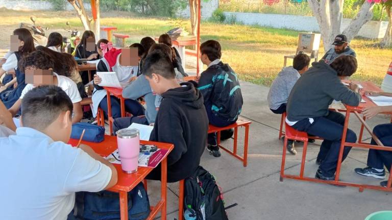 Los estudiantes de 2A toman clases en la zona de la tiendita escolar de la Secundaria SNTE, en Escuinapa.