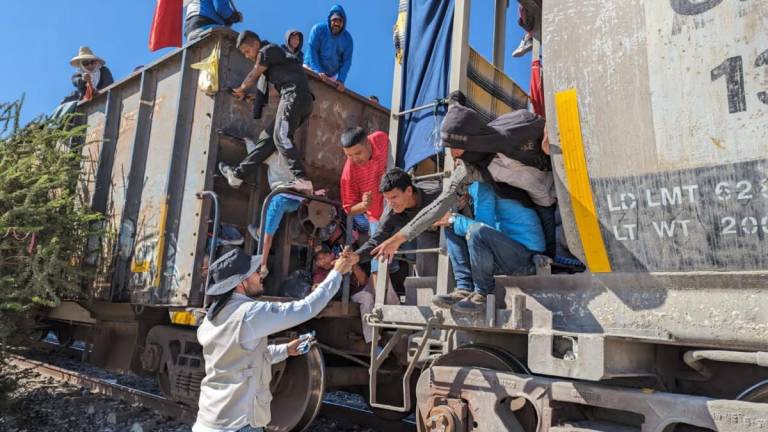 En Zacatecas, autoridades entregan apoyos a los migrantes que viajan en tren de carga hacia la frontera.