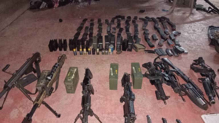 El Ejército Mexicano aseguró 11 armas de fuego, 117 cargadores, 5,920 cartuchos, cuatro vehículos y diverso equipo táctico.