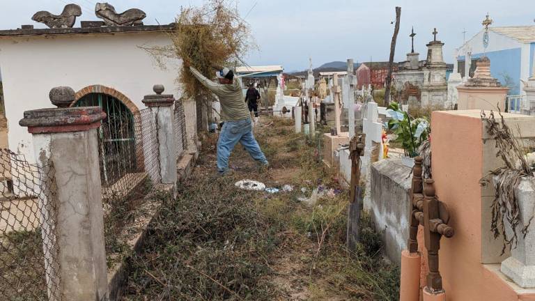 Limpian de panteones de Rosario previo al Día de las Madres