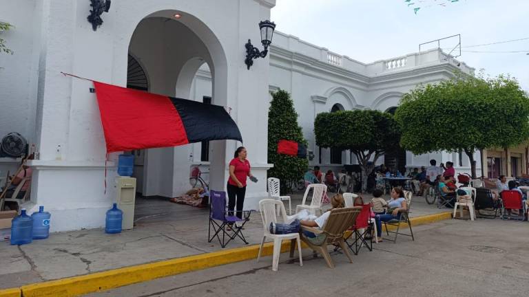 En el segundo día de huelga del Sindicato del Ayuntamiento de Escuinapa, trabajadores mantienen su protesta en el Palacio Municipal.