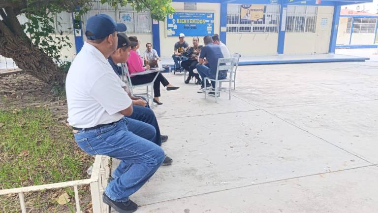 Con el paro laboral han dejado de tener clases 230 alumnos de la preparatoria Escuinapa, 210 en Isla del Bosque y 29 en Teacapán.