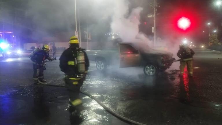 Bomberos sofocan el fuego de una camioneta que se incendió mientras circulaba por Culiacán.