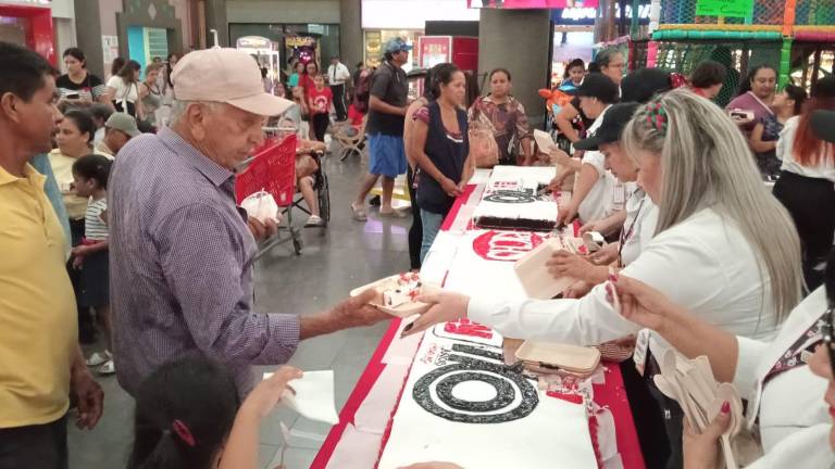 Casa Ley festejó sus 70 años en compañía de sus clientes, quienes repartió pastel y ofreció grandes promociones.