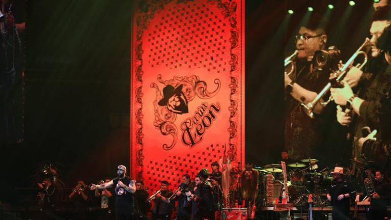 Carín León se presenta en el Madison Square Garden.