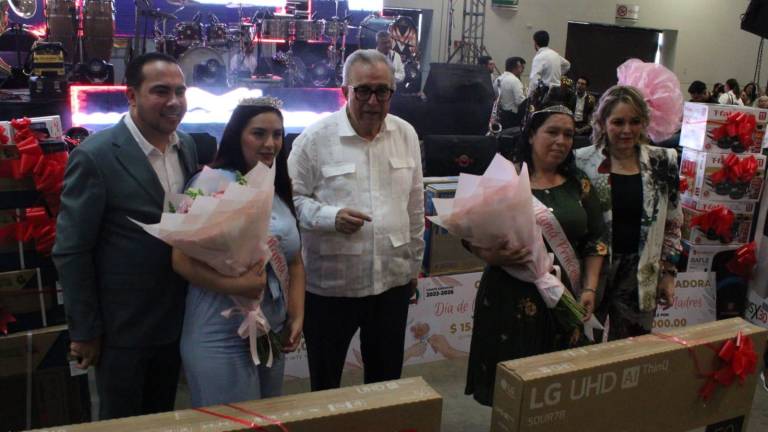 Madres del STASE festejan su día con banda, desayuno y regalos