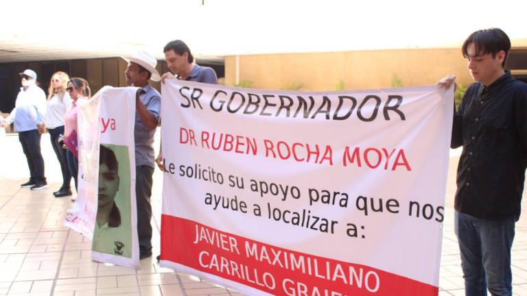 Protesta en Palacio de Gobierno para localizar al joven Javier Maximiliano Carrillo Grajeda.