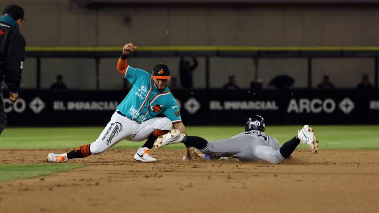 Naranjeros de Hermosillo no pudo mantener la ventaja ante Sultanes.