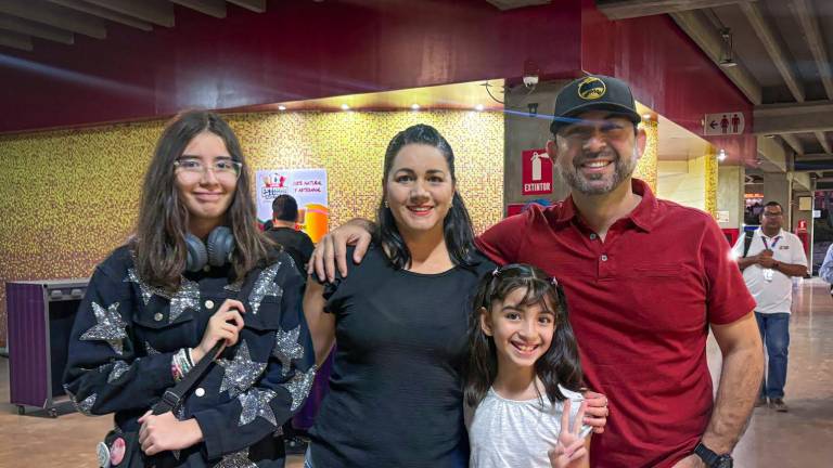 Andrea Carrasco, Carla Urías, Ximena y Alejandro Carrasco.