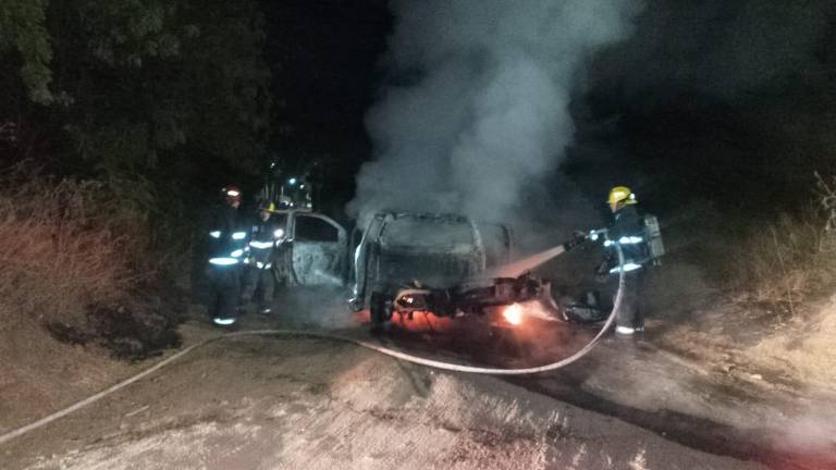 La camioneta fue encontrada totalmente calcinada después de que vecinos de la zona de La Limita de Itaje escucharan un estruendo cerca de las 3:30 de la mañana.