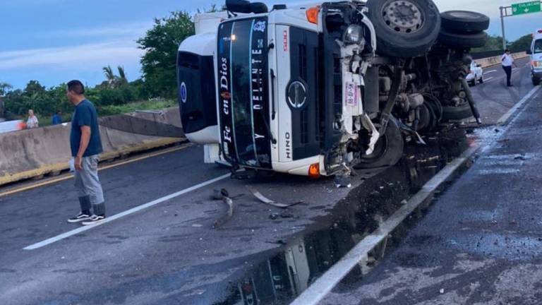 Un camión de carga sufre una volcadura sobre la autopista Mazatlán-Culiacán.