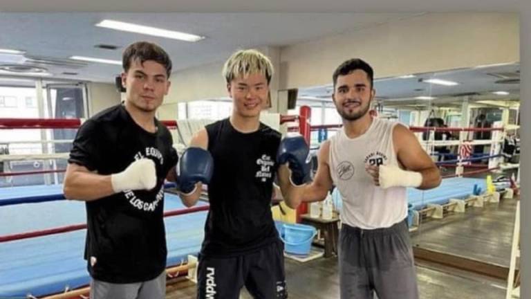 Jesús “Veneno” Aréchiga (der.) ayuda en el entrenamiento a Tenshin Nazukawa (centro)