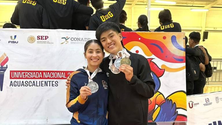 Los karatecas Idalia Nieto y Hiroto Yoshii muestran las preseas ganadas en la Universiada Nacional 2024.