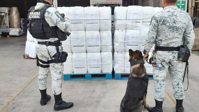 Aseguran en Sinaloa bidones con 800 litros de aparente metanfetamina