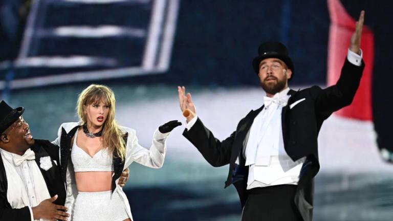 Taylor Swift sube Travis Kelce al escenario durante el concierto Eras Tour.