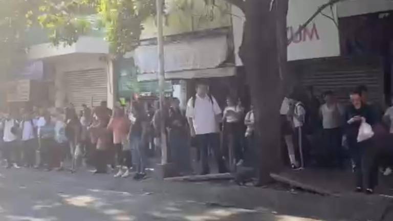 En el Centro de Culiacán decenas de personas esperan la llegada de camiones del transporte público.