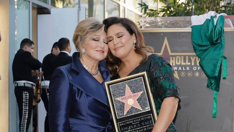 Recibe Angélica Vale su estrella en el Paseo de la Fama, en Hollywood