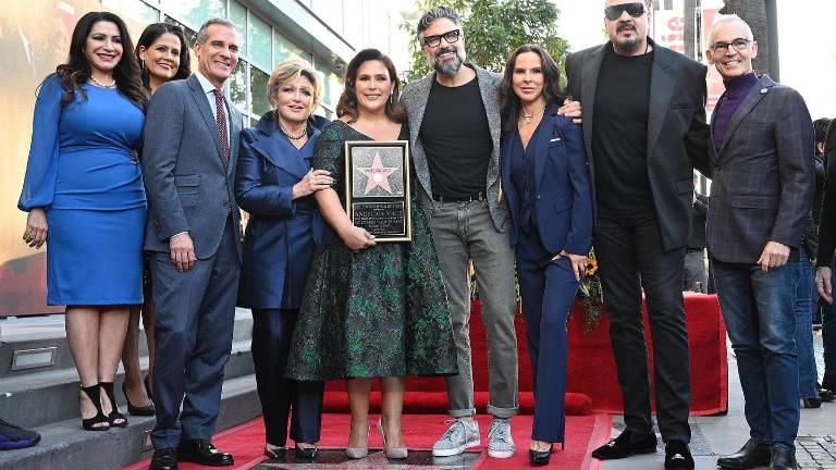 Recibe Angélica Vale su estrella en el Paseo de la Fama, en Hollywood