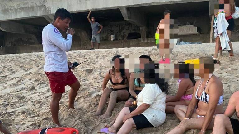 Rescatan Salvavidas de Mazatlán a 3 personas del mar, en Playa Norte