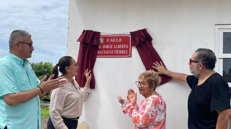 La Alcaldesa Blanca Estela García y la familia Macías Páez develó la placa de la calle que ahora lleva el nombre de Dr. Jorge Alberto Macías Gutiérrez.