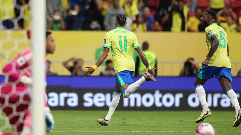 Raphinha celebra el gol que abrió el camino de Brasil hacia el triunfo sobre Perú.