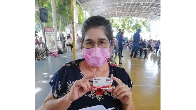 Irma lleva dos años sin trabajar en el transporte escolar debido a la pandemia; se emociona al recibir su apoyo de Bienestar