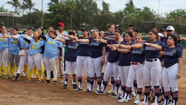 Los jugadores rinden la protesta deportiva.