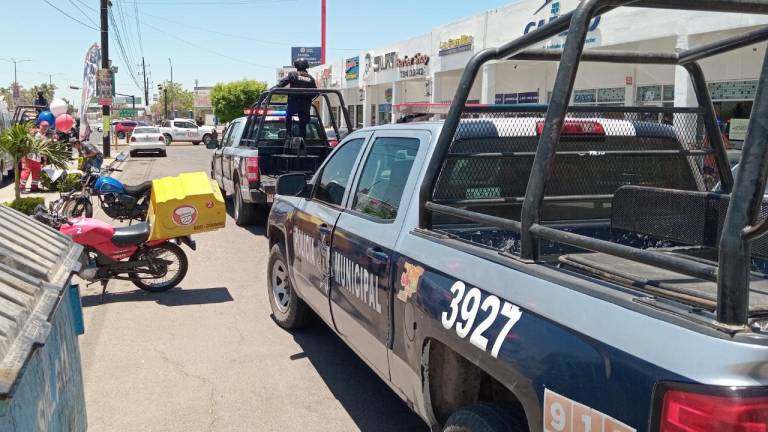 Un choque entre un vehículo y una patrulla de Tránsito Municipal dejó dos agentes viales heridos.