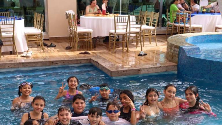 Con divertida piscinada celebra Gael Gaxiola Valdez su graduación